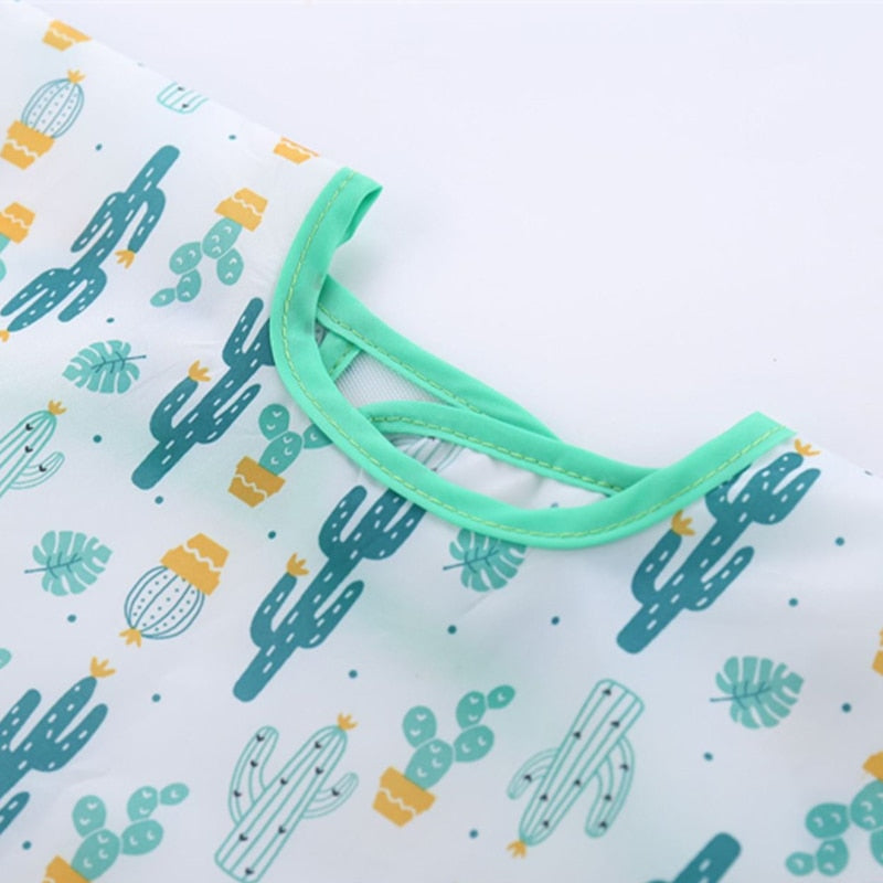 Long-sleeved apron for babies.